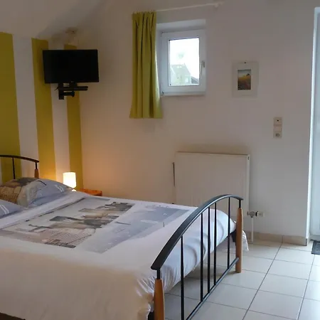 לינה וארוחת בוקר Au Rond Chene 3*